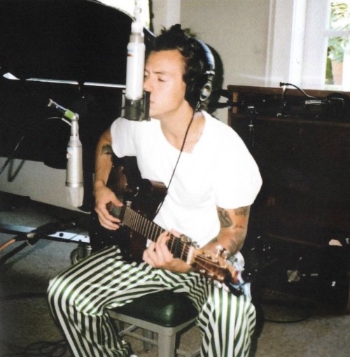 harry styles in studio; a fantastic thread.