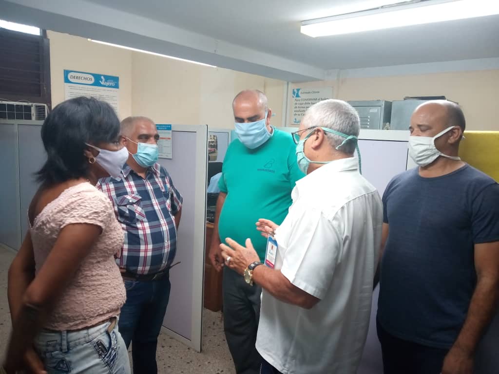 En la visita a la Agencia Viajeros en #VillaClara, el Grupo de Avanzada del @MitransCuba , intercambiaron con sus directores y con la población sobre las oportunidades de la nueva APK Viajando.