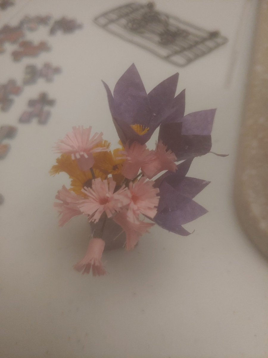 CassDeRoloLoves's tweet photo. I am trying to learn a new skill. I picked up a miniature model kit. Actually, it's more infuriating than relaxing, but look! I made flowers! https://t.co/lnEtt3WeuC