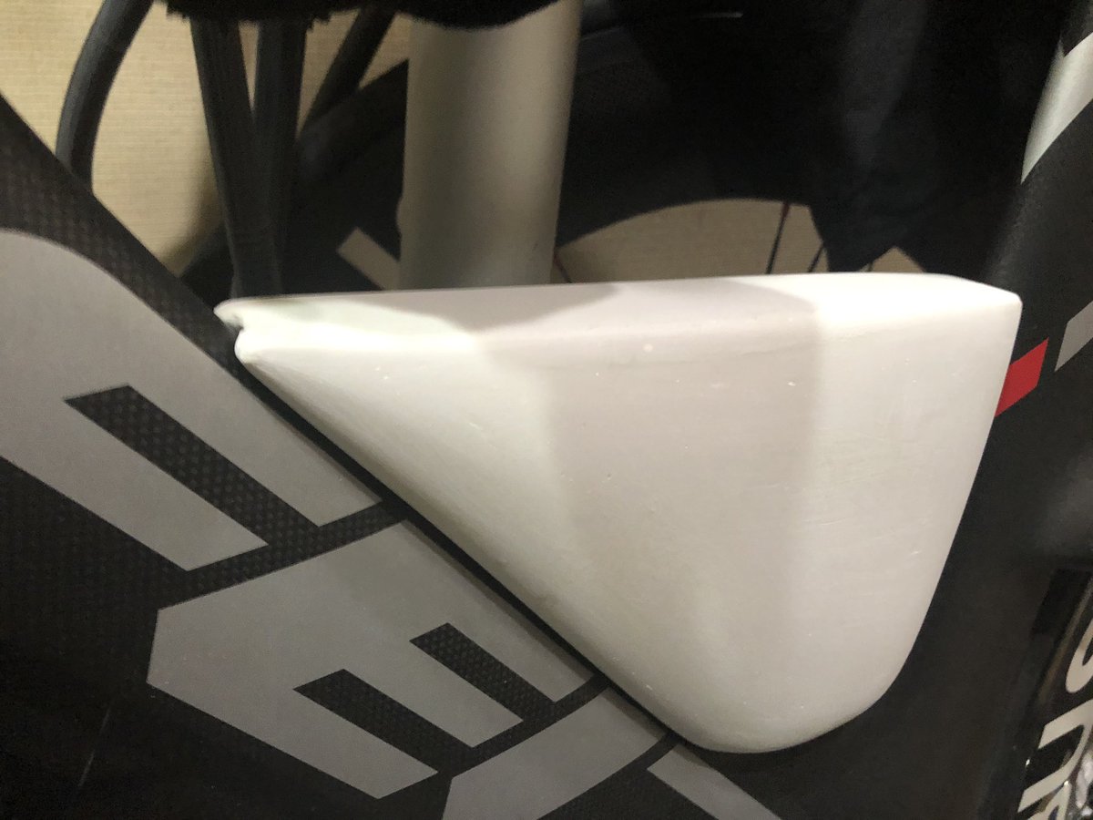 TTokita3's tweet photo. ボトムブラケットボックス製作 3〜5日目

パテ盛り・サンド掛け×3〜4回
↓
ゲルコート塗り・サンド掛け×3回
まだ荒削りだからもう少し整えて
サフ塗ったら型作り終了！

#DIY #トライアスロン #FELT #FELTIA #カーボンパーツ https://t.co/xEJPrt9Kj2