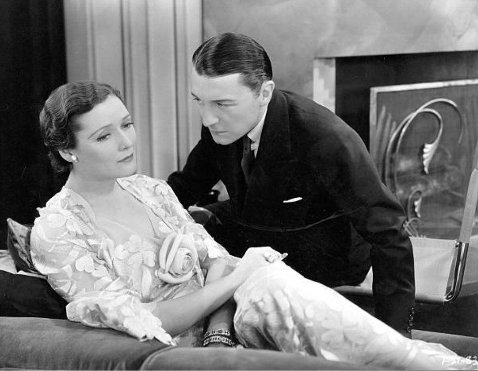 cinematográfica con “Grumpy” (1930), un melodrama protagonizado por Cyril Maude y basado en una obra de teatro.Bajo contrato con la Paramount, Cukor codirigió tres películas antes de recibir su primer crédito de director en solitario, por “Tarnished Lady” (1931).