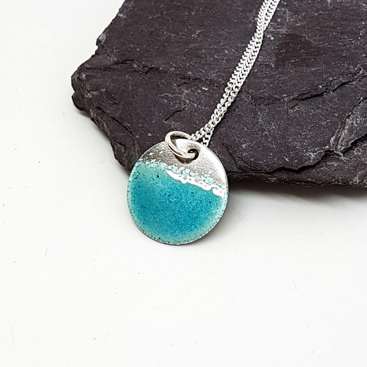 MaisyPlum2's tweet photo. Dainty Enamel Silver Disc Necklace - Turquoise Enamel Necklace https://t.co/ct2SOBWLaj ##LondonisLovinit #HandmadeHour #etsyselleruk #EtsyUK #Eshopuk ##StandWithSmall #OlineshopRT #TurquoiseEnamel https://t.co/WKx3WX56qv