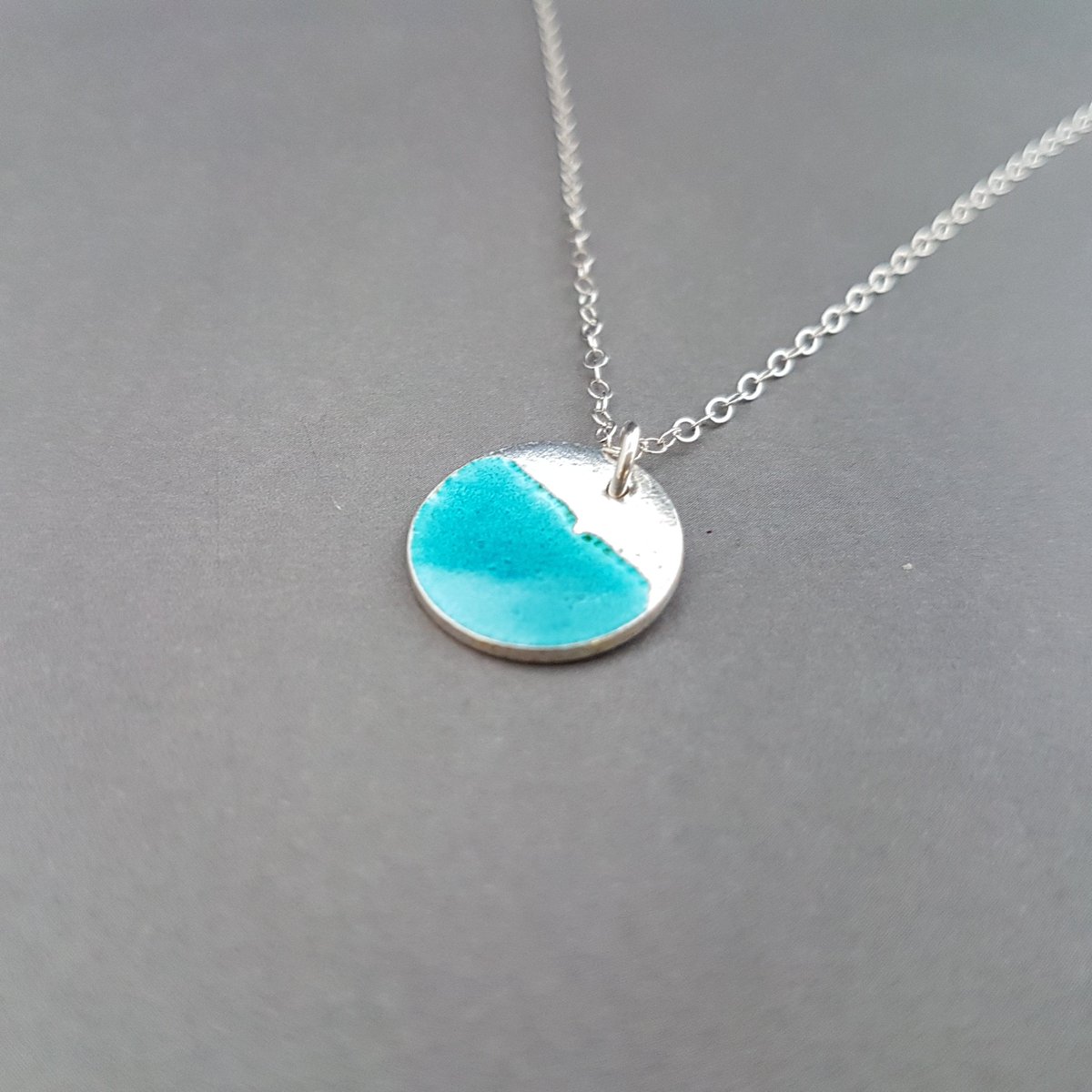 MaisyPlum2's tweet photo. Dainty Enamel Silver Disc Necklace - Turquoise Enamel Necklace https://t.co/ct2SOBWLaj ##LondonisLovinit #HandmadeHour #etsyselleruk #EtsyUK #Eshopuk ##StandWithSmall #OlineshopRT #TurquoiseEnamel https://t.co/WKx3WX56qv