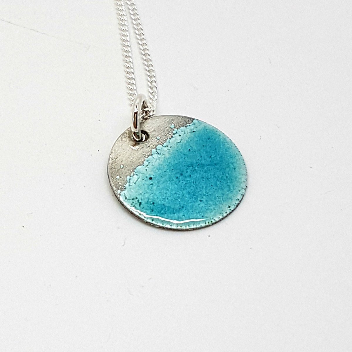 MaisyPlum2's tweet photo. Dainty Enamel Silver Disc Necklace - Turquoise Enamel Necklace https://t.co/ct2SOBWLaj ##LondonisLovinit #HandmadeHour #etsyselleruk #EtsyUK #Eshopuk ##StandWithSmall #OlineshopRT #TurquoiseEnamel https://t.co/WKx3WX56qv
