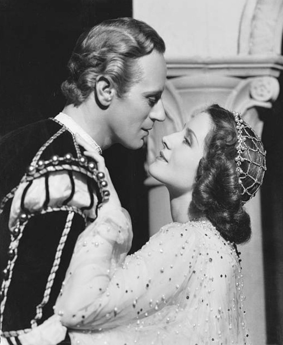 A partir de 1936 llegó una etapa más romántica en la carrera de Cukor.Ese mismo año llevó a la gran pantalla el “Romeo and Juliet” de Shakespeare, con Leslie Howard y Norma Shearer en los papeles principales.“Camille” (1937), con Greta Garbo nominada al Óscar a la Mejor