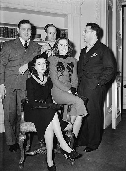 o “The Adventures of Huckleberry Finn” (1938), aunque no figuró en los créditos.Tras ser unos de los directores que pasaron por el decorado de “Lo que el viento se llevó” (1939), Cukor inició una serie de títulos que estaban claramente dedicados al mundo femenino.