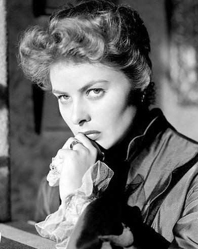 De vuelta en Hollywood, Cukor filmó "Gaslight" (1944), abordando el suspense en una adaptación de la obra de teatro homónima de Patrick Hamilton, con Charles Boyer e Ingrid Bergman y en la que Ángela Lansbury hizo su debut.Es casi un melodrama gótico. Producida en la