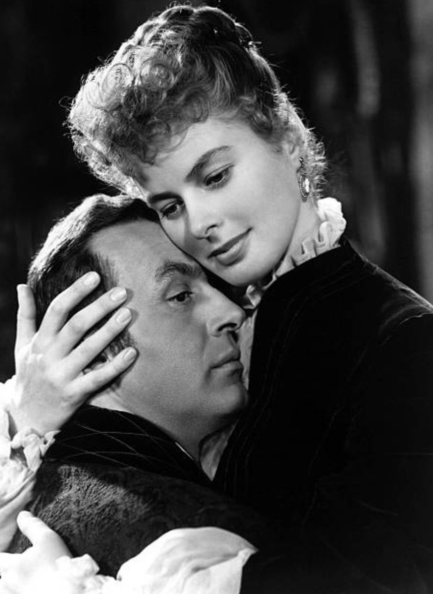 De vuelta en Hollywood, Cukor filmó "Gaslight" (1944), abordando el suspense en una adaptación de la obra de teatro homónima de Patrick Hamilton, con Charles Boyer e Ingrid Bergman y en la que Ángela Lansbury hizo su debut.Es casi un melodrama gótico. Producida en la