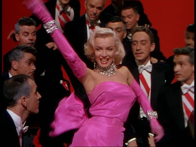 Cukor ofreció a Marilyn Monroe la oportunidad de cantar y bailar, sacando de ella una de sus mejores interpretaciones.Volvió a trabajar con Marilyn en “Something's Got to Give” (1962), pero los problemas de ella culminaron en su despido, y 20th Century-Fox finalmente cerró la