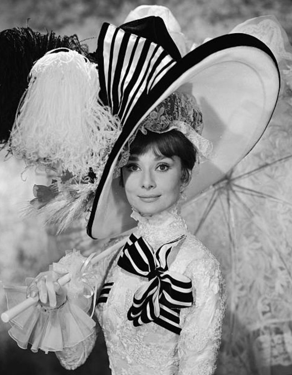 producción por completo.“My Fair Lady” (1964) fue el éxito de una década en que el director empezó a espaciar sus trabajos.Audrey Hepburn se sumó con éxito a la legión femenina que había pasado por la dirección de Cukor, aunque no apareció entre las 12 nominaciones