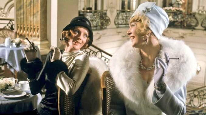 televisión, y las otras tres cerraron con broche de oro la fructífera relación que el director mantuvo con las actrices.“Travels with My Aunt” (1972), basada en la novela de Graham Greene, retomaba la comedia y daba uno de sus mejores papeles a la británica Maggie Smith, que