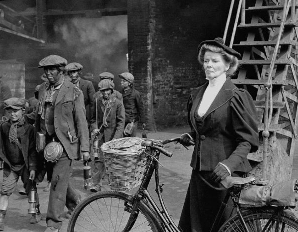 protagonizada por Jane Fonda y Ava Gardner y “The Corn Is Green” (1979), para TV, con Katharine Hepburn en el papel de una maestra de escuela en Gales, estuvieron a la altura de su obra anterior.La tibia acogida de su última película “Rich and Famous” (1981), que Cukor