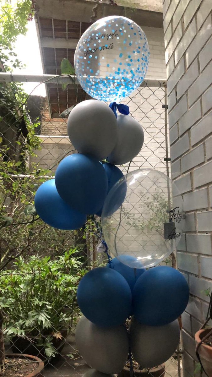 arelyMeGa's tweet photo. Si alguien conoce a Cris díganle que los globos y chocolates que le iba a dar al otre Cris quedaron atorados en la terraza de mi vecino , puede pasar por ellos con el poli , aquí en la Juárez #Cdmx... 
Gracias por RT para que llegue a Cris y pueda cumplirle la sorpresa a Cris https://t.co/kvGvp3z5NE
