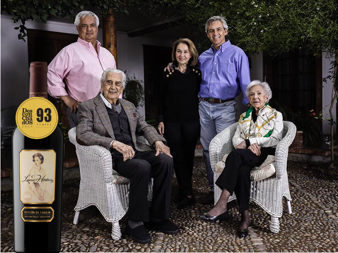 Edición de Familia🍷 es la mezcla perfecta de Cabernet Sauvignon, Malbec, Petit Verdot y Cabernet Franc 
Un gran vino que refleja el talento de nuestro #enólogo Renato Czischke y compromiso de la familia Hartwig con la calidad y su denominación de origen, el Valle de Colchagua.