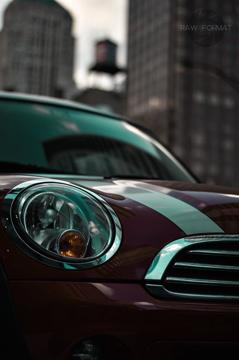 RawFormat_photo's tweet photo. Street photography downtown was a success. #gettheshot #photography #quickedit #neonphotography #reflections #cars #friends #chicago #rawformat https://t.co/D8kB9E9nQP