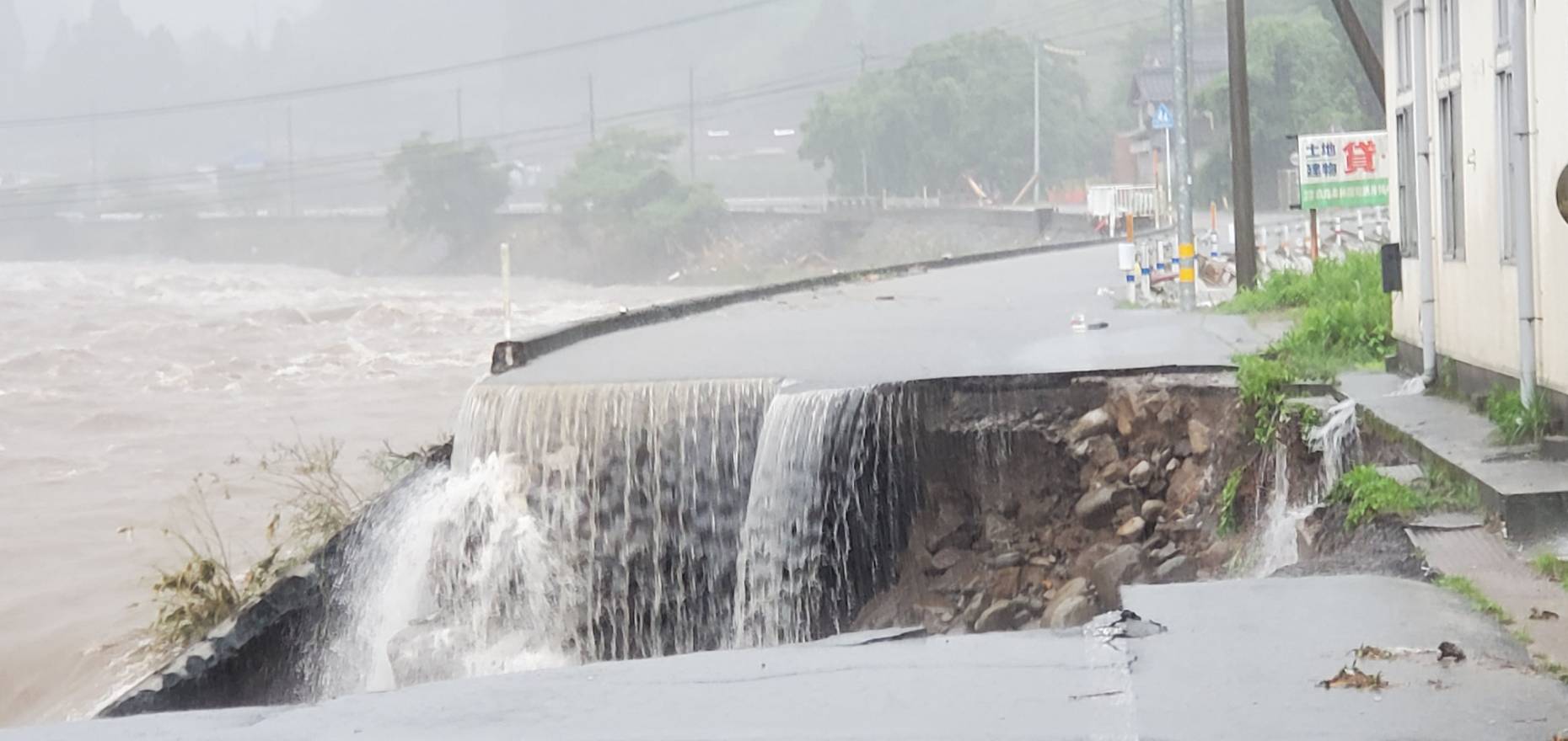 画像 豪雨情報県内各地で被害が出ています また県内の高速道路 国道210号の湯布院から玖珠町方面など 通行止 めが相次いでいます ご注意を 写真は 九重町 まとめダネ 画像 豪雨情報県内各地で被害が出ています また県内の高速道路 国道210号の湯布院から玖珠町方面など 通行止 めが相次いでいます ご注意を 写真は 九重町 まとめダネ