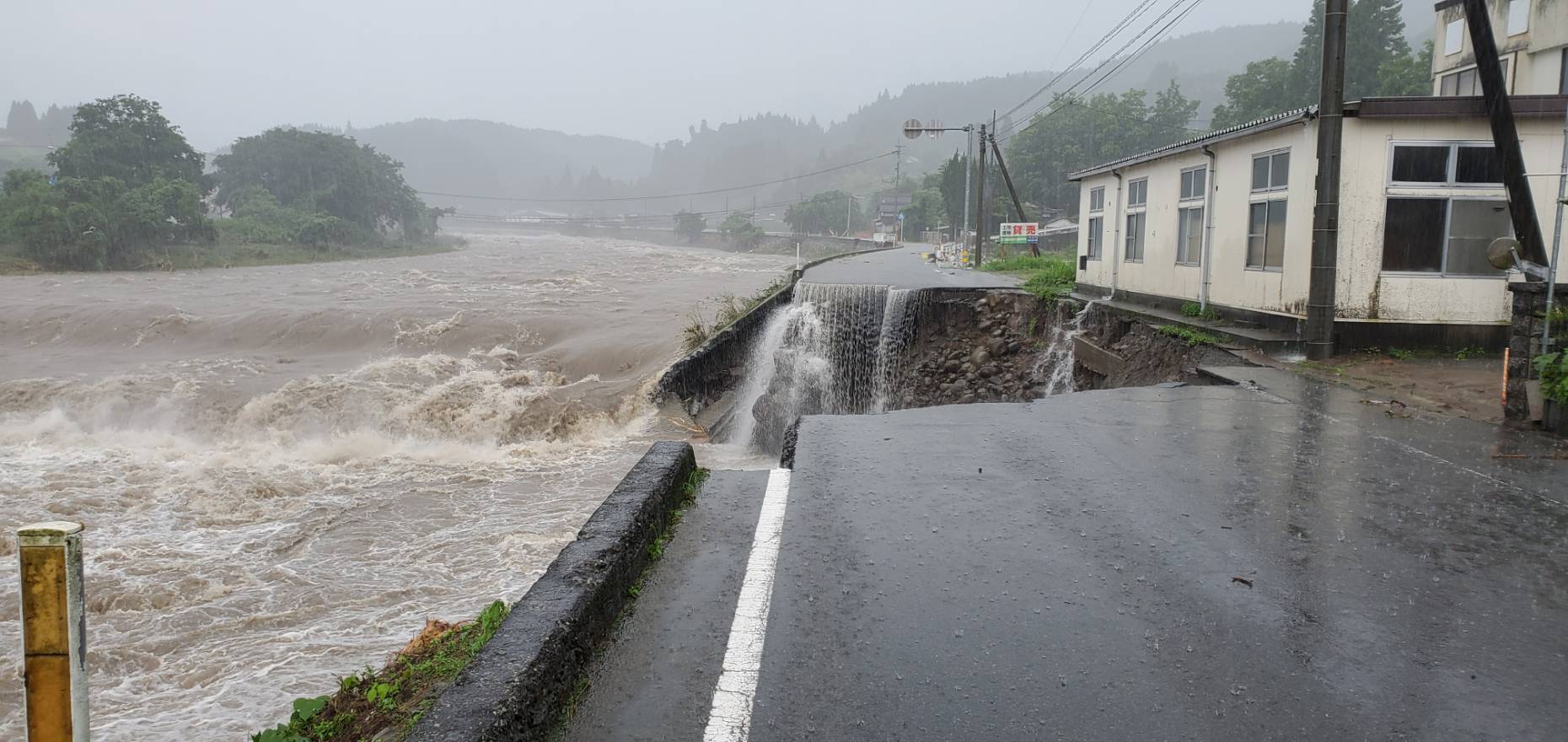 大分建設新聞社 公式 On Twitter 豪雨情報 県内各地で被害が出ています また県内の高速道路 国道210号の湯布院から玖珠町方面など 通行止 めが相次いでいます ご注意を 写真は 九重町 粟野の387号です 現在 宝泉寺 方面へは通行止めとなっています