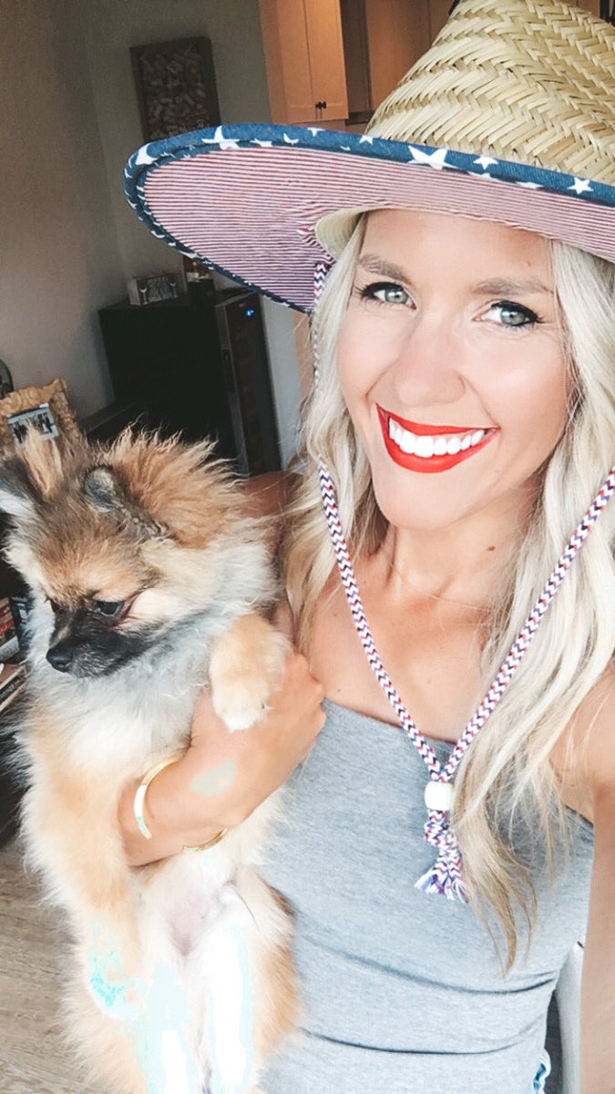 moneebler's tweet photo. Doggie Aunt Life is the best life. #pomeranian https://t.co/jjfvjkVviS