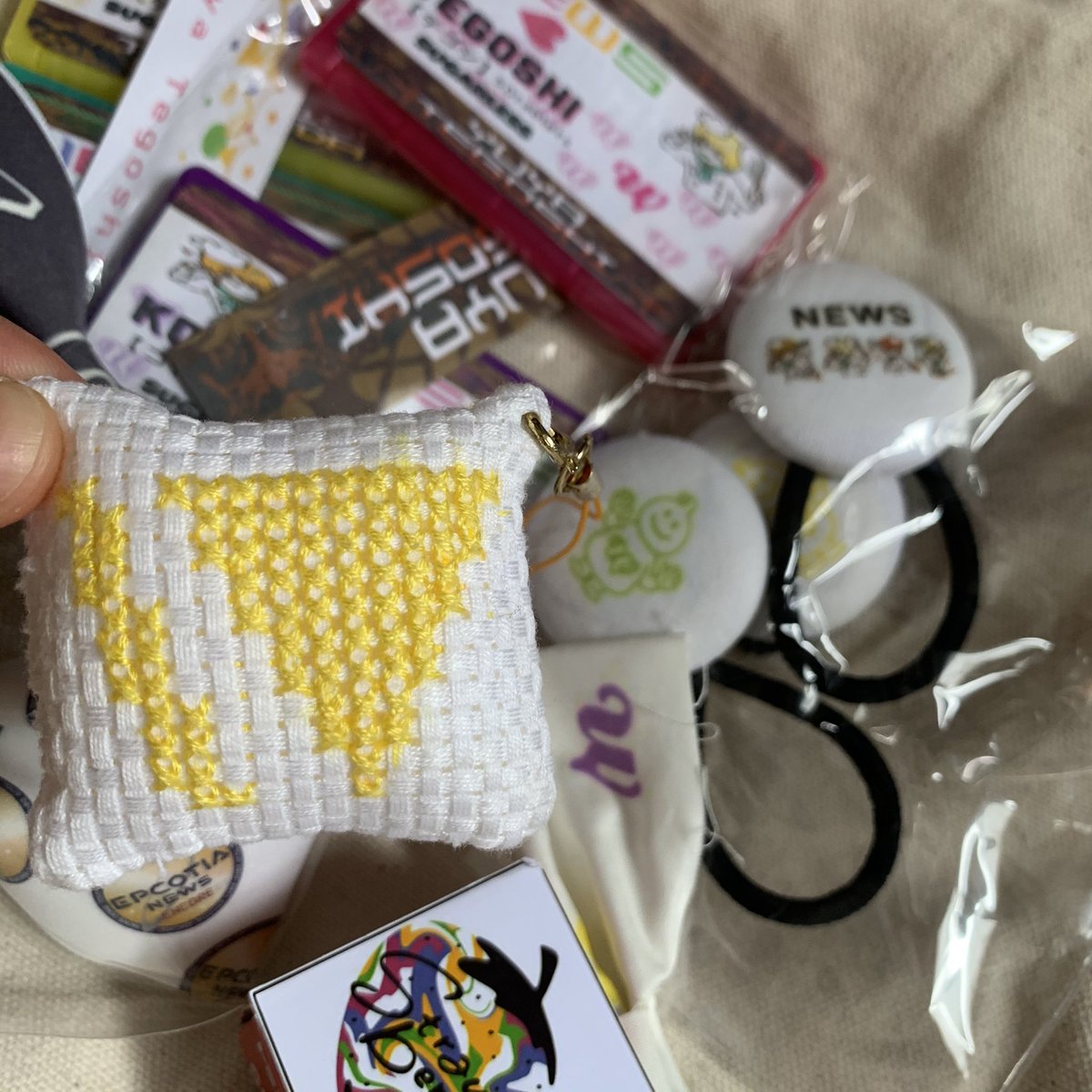 5260ytego's tweet photo. 部屋の片付けしててさ浸ってるよね
みゆちゃんからのこのキーホルダーから始まり
こんなにいっぱい思い出がある😭
もっといっぱいもらっとるが
写真に収まらん、ほんと恩返しせなあかんぐらいもらっとる😢 https://t.co/QGFWRiVuOx