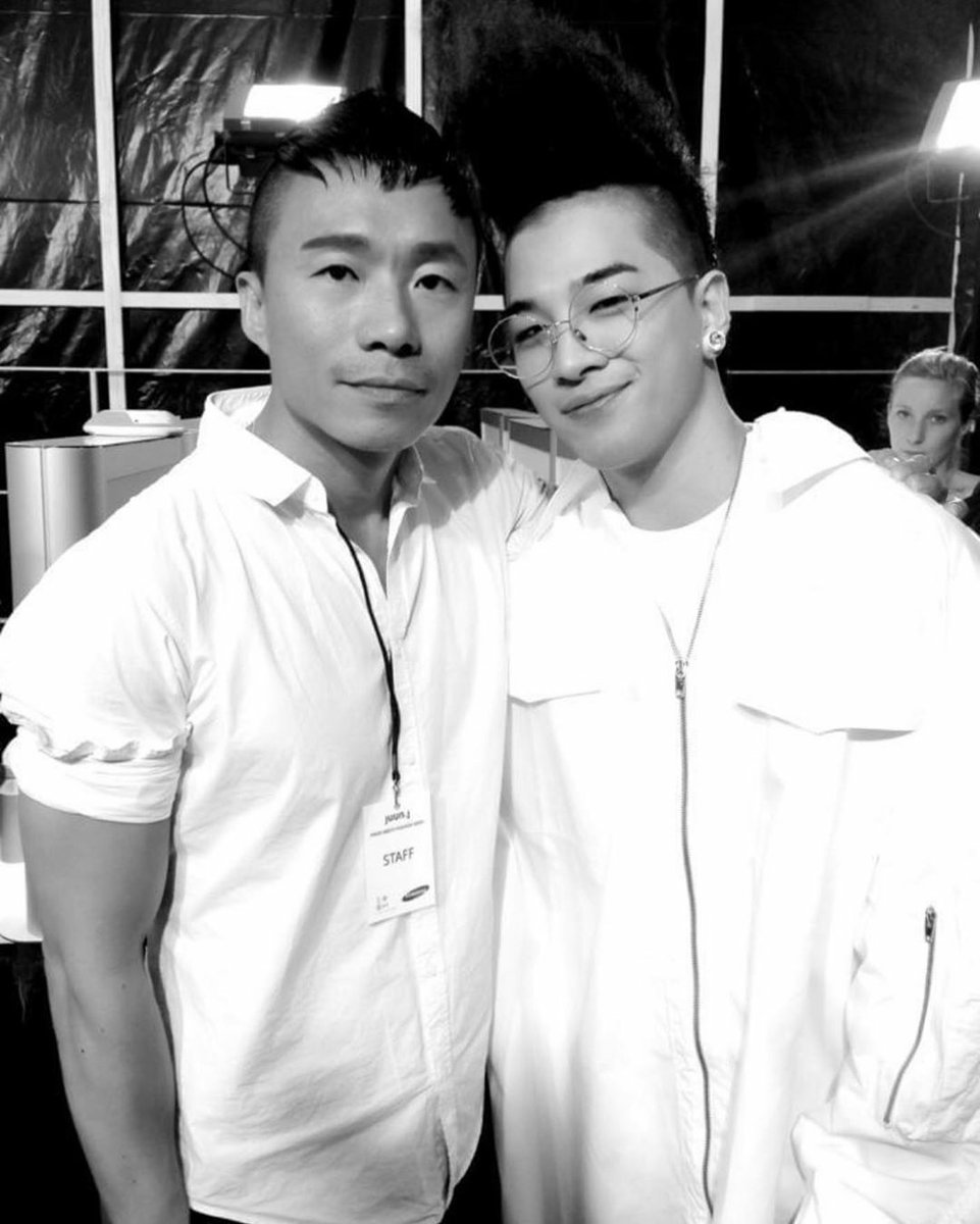 FrBigbang's tweet photo. 🌞 IG - 070620 | Le célèbre coiffeur coréen Shon Hyungsun Ju à publié une photo avec Youngbae sur son compte 💕
"Il y a quelques années avec #TaeYang @Realtaeyang au #JUUNJ Show à Paris #Shon #ShonHair #ShonJu #ShonHyungsunJu Miss #BigBang "
🔗 : https://t.co/R9ZsdQuuMC https://t.co/A1hvu9UOKU