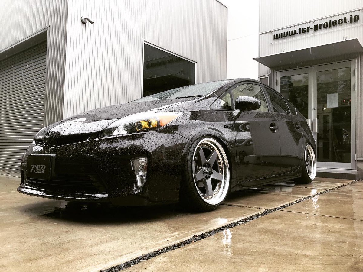 ProjectTsr's tweet photo. 製作依頼を頂いて居りましたZVW30 プリウス完成です！
走行可能なギリギリの車高！
前後キャンバースタイル！

#prius
#zvw30
#work
#ideal
#j-line
#t-demand
#lalgs
#tsr-project
#stance https://t.co/uX4mf7jJyB