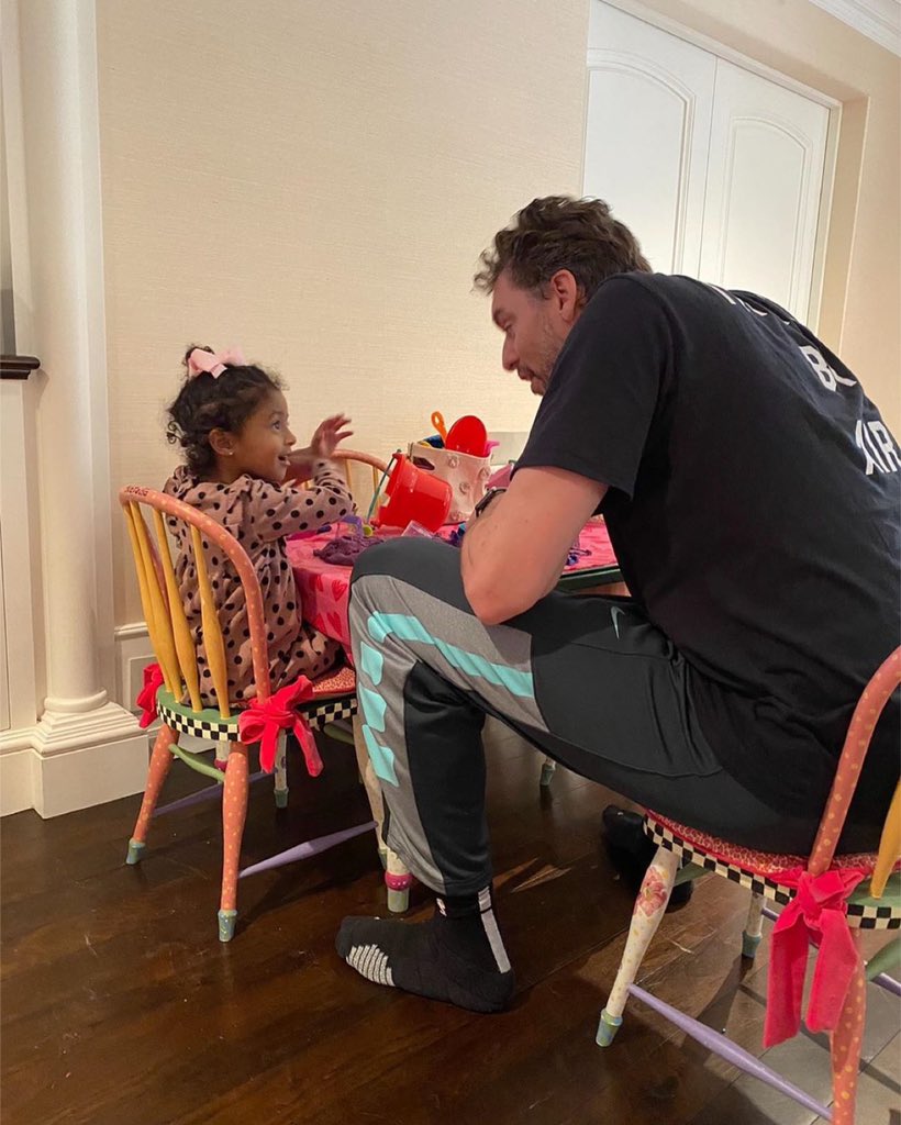 ComplexSports's tweet photo. Pau Gasol spending time with Natalia, Capri, &amp; Bianka Bryant. 💙

(via IG/VanessaBryant) https://t.co/BpLjdbUCYP