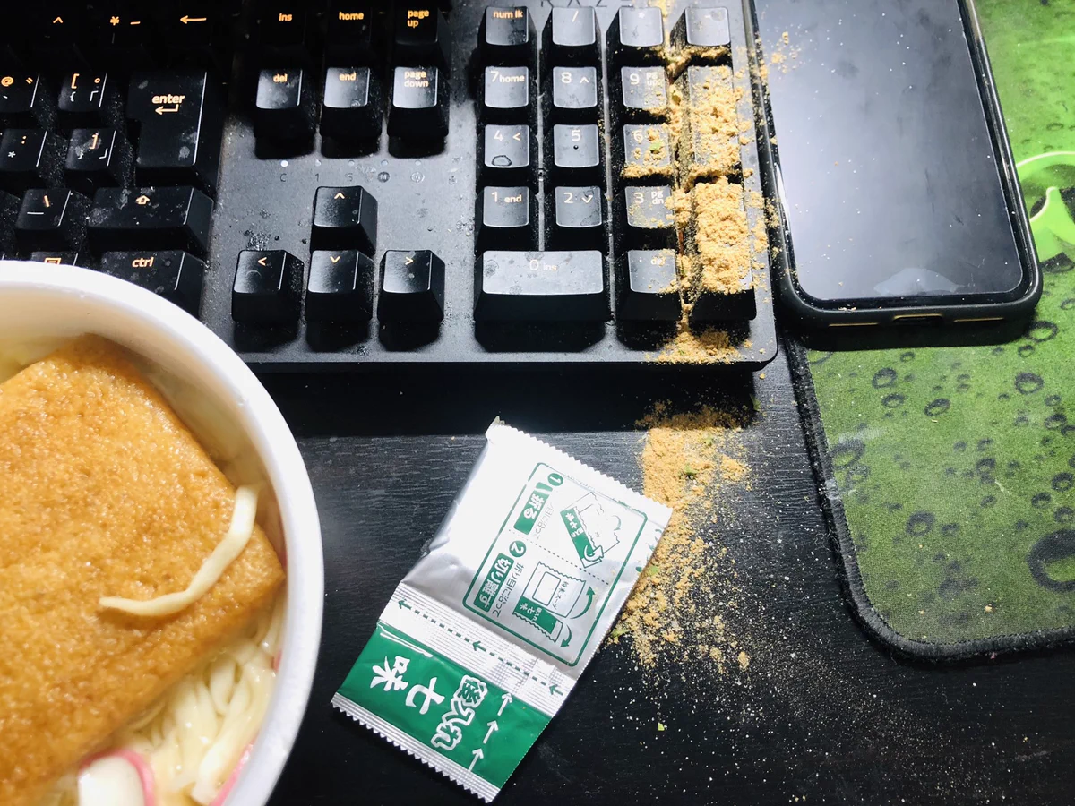 カップ麺の粉末スープをこぼす？最悪な場所にぶちまけてしまうwww