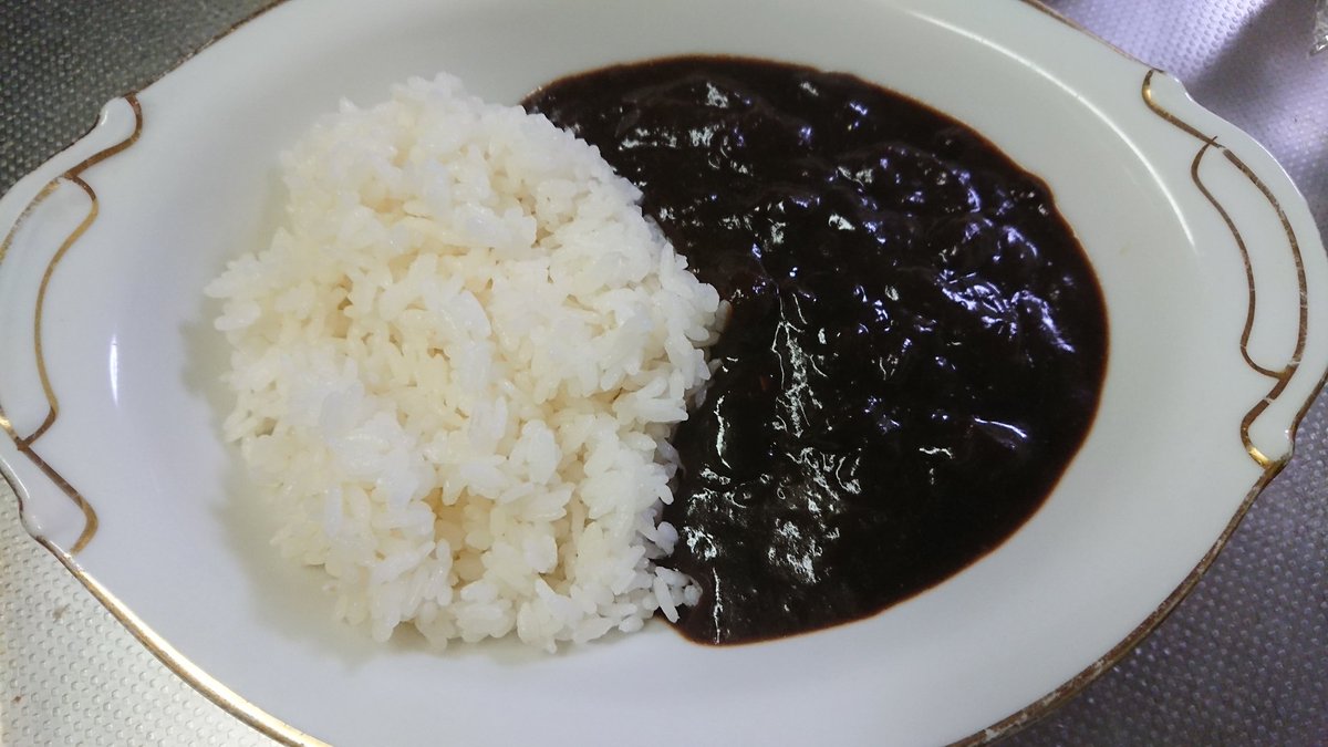 タカマサ 似顔絵 Auf Twitter 今日から3連休 朝食 ダイソー ブラックカレー辛口 ガーリック ココナツミルク入りの 辛くて甘いカレー 辛さは程々 甘味の方で好みが別れるかも