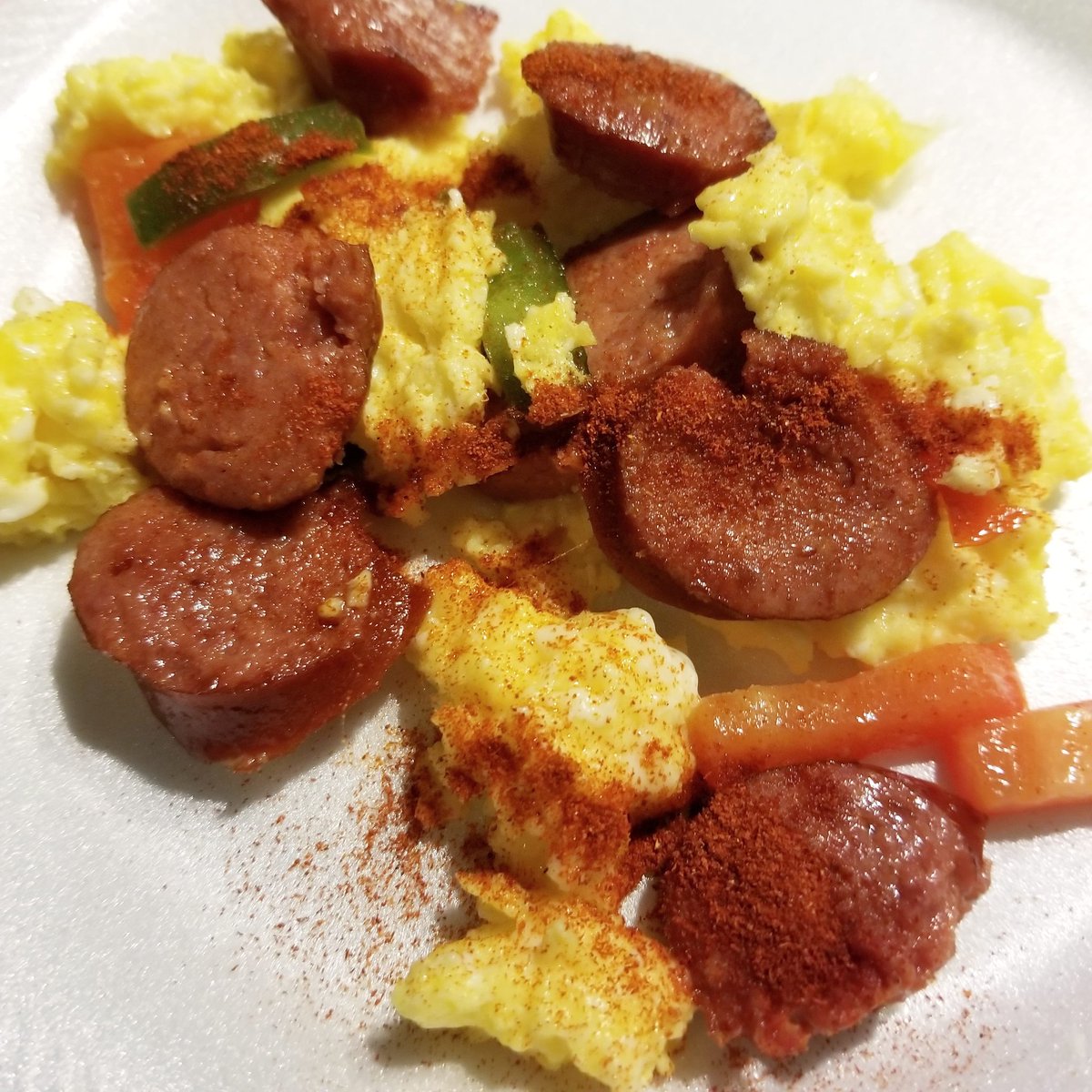 sleepketokitten's tweet photo. Smoked sausage w/ butter, scrambled eggs, cayenne, lite salt and some bell peppers for something quick.#ketofam #lchf #lchfdiet #highfatfood #highfatlowcarb #diet #weightloss #health #motivation #weightlossjourney #stronger #eggs #dinner #keto #lowcarbfood #lowcarb #ketosis https://t.co/8okNhDg3Dk