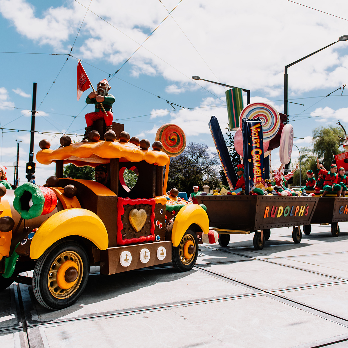 np_pageant's tweet photo. There's ALWAYS room for chocolate and there's certainly room for it in the National Pharmacies Christmas Pageant! Happy #WorldChocolateDay ๐ซ๐คฉ @MenzFruChocs
#adlpageant #christmas #float #southaustralia https://t.co/D9cCggQ3hd