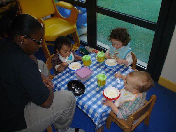 Ini waktu anak saya sudah lebih besar, sekitar 2 tahun. Saat jam makan, anak2 tertib duduk bareng di meja, gak jalan2. Yes anak 2 tahun, bahkan lebih muda, bisa kok diajarin begini. Pengawasnya tinggal duduk ngawasin aja