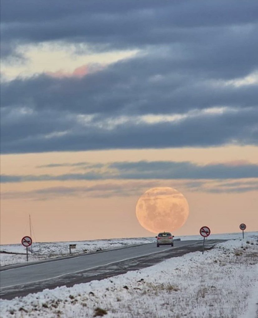Cityplan_Chile's tweet image. Luna llena del mes de Julio, así se vio saliendo sobre la ruta nacional Nro. 3 cerca de la ciudad de Río Grande Tierra del Fuego.
📸 @marcelolasheras 
#moon #luna #moonlight #moonhunter #moonphotography #Chile