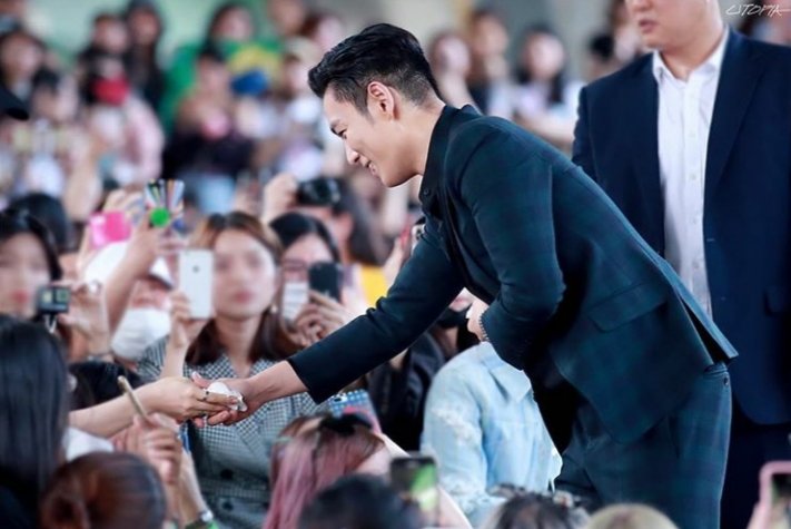 MarielBarreto7's tweet photo. Aún recuerdo la felicidad de ese gran día 👻💕
#LetsMeetAgainTOP
#choiseunghyun #choiseunghyuntttop #topbigbang #TOP #bigbang #tttop https://t.co/kHwIt91OpN