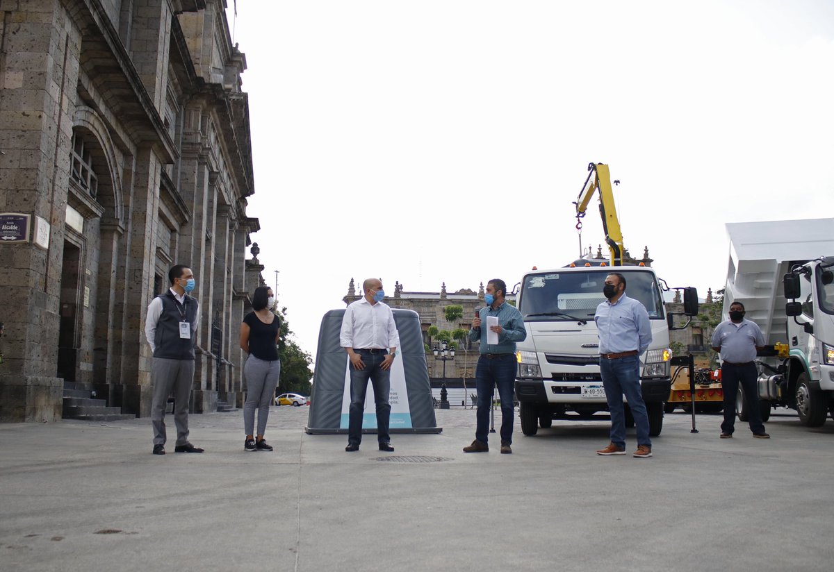 sergio_grafm's tweet photo. Con el objetivo de seguir fortaleciendo el esquema #BaseCero, hoy el @GobiernoJalisco entrega al municipio una grúa para campanas de acopio de vidrio. 

Felicidades, @GuadalajaraGob, por el compromiso en promover y facilitar la correcta valorización de residuos. #JaliscoReduce https://t.co/wIXw7QiWUR