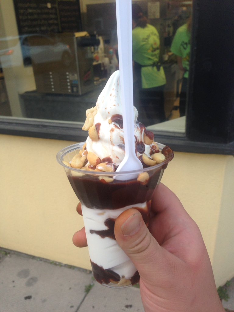 jay_eatz's tweet photo. @DivaVinophile @FoMu_Icecream @SashaEats @G12Rocco @magee333 @AmyR516 @hmgivingsoul @simplysallyh @DivaFoodies @TheFoodie8 @Foodiechats @chernorris @cabernetfanc @gigirules7 @eatlivestay @EatWithDan @FunInFairfax @FeedYourBelly @PhilaFoodie @PhillyGrub @ourtastytravels @epicureanexpats @forkmespoonme @TheSavvyChef1 @Chynableu @_GetInMyBelly_ Chocolate and peanut sundae #icecream #eatlocal #Bartleys #WoodstockONT https://t.co/l4mIWK1vds