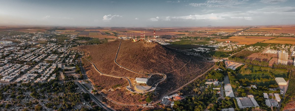 AxlBg's tweet photo. Fotografía panorámica del Estadio de beisbol Emilio Ibarra Almada, casa de los Cañeros de Los Mochis y el popular Cerro de la Memoria, dos íconos en ésta ciudad. ⚾🏞️
#lmp @MXESTADIOS @verdesxsiempre
RT si has estado en alguno de éstos dos lugares. https://t.co/mJED77JnC8