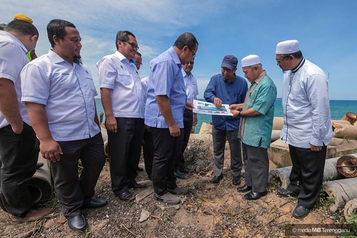 DrAhmadSamsuri's tweet photo. Bersama YB Dato' Tuan Ibrahim bin Tuan Man, Menteri Alam Sekitar dan Air mengadakan lawatan ke Pantai Rusila Marang. 

Terima kasih Kerajaan Persekutuan kerana telah memperuntukkan sebanyak 15 juta bagi menyelesaikan masalah hakisan di Pantai Rusila dengan segera. https://t.co/vzbnhn29ik
