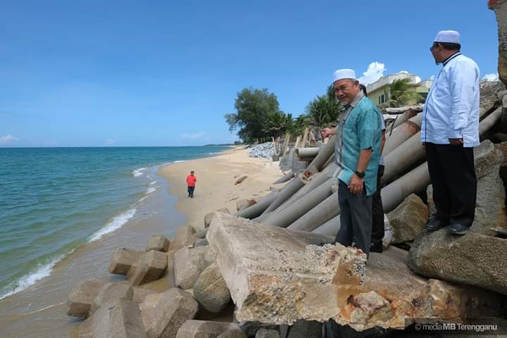DrAhmadSamsuri's tweet photo. Bersama YB Dato' Tuan Ibrahim bin Tuan Man, Menteri Alam Sekitar dan Air mengadakan lawatan ke Pantai Rusila Marang. 

Terima kasih Kerajaan Persekutuan kerana telah memperuntukkan sebanyak 15 juta bagi menyelesaikan masalah hakisan di Pantai Rusila dengan segera. https://t.co/vzbnhn29ik