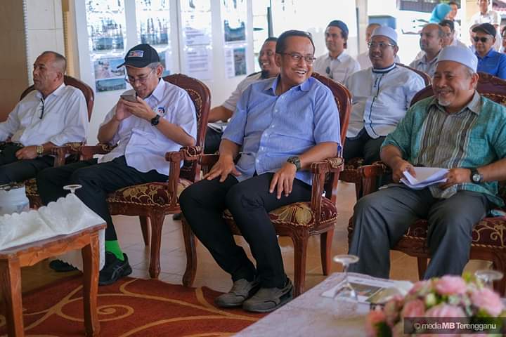 DrAhmadSamsuri's tweet photo. Bersama YB Dato' Tuan Ibrahim bin Tuan Man, Menteri Alam Sekitar dan Air mengadakan lawatan ke Pantai Rusila Marang. 

Terima kasih Kerajaan Persekutuan kerana telah memperuntukkan sebanyak 15 juta bagi menyelesaikan masalah hakisan di Pantai Rusila dengan segera. https://t.co/vzbnhn29ik