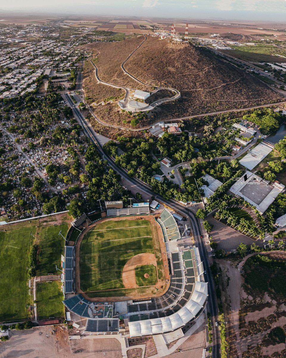 AxlBg's tweet photo. Fotografía panorámica del Estadio de beisbol Emilio Ibarra Almada, casa de los Cañeros de Los Mochis y el popular Cerro de la Memoria, dos íconos en ésta ciudad. ⚾🏞️
#lmp @MXESTADIOS @verdesxsiempre
RT si has estado en alguno de éstos dos lugares. https://t.co/mJED77JnC8