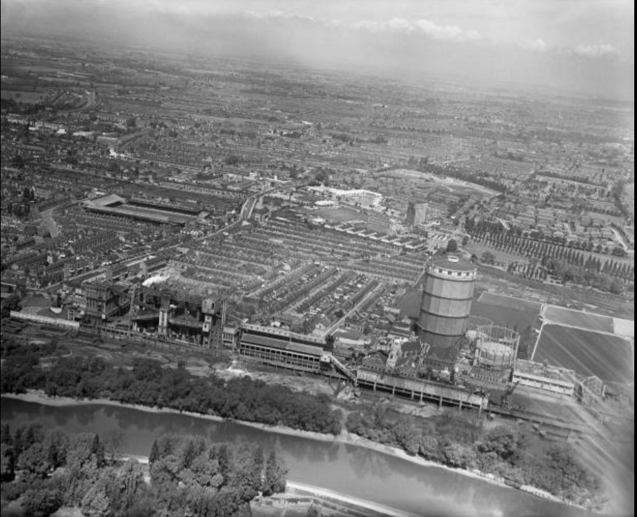 Brentfordtimes's tweet photo. Bought this from a seller in Australia. Aerial view of Brentford showing the gas works and football ground. https://t.co/3zAXnFiD68