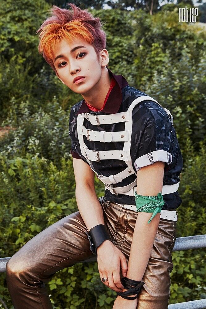 Effiejjk's tweet photo. Este wn me quiere llevar atrรกs de su auto?
#4yearswithMark #4YearsWithNCT127 https://t.co/U1U0C4NIXL