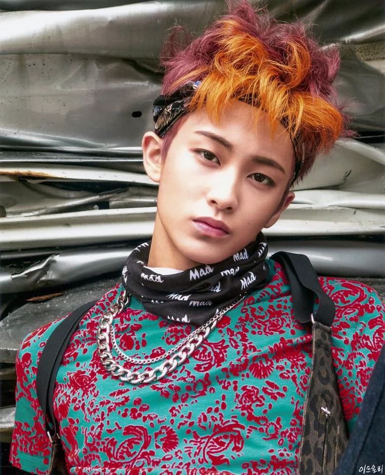 Effiejjk's tweet photo. Este wn me quiere llevar atrรกs de su auto?
#4yearswithMark #4YearsWithNCT127 https://t.co/U1U0C4NIXL