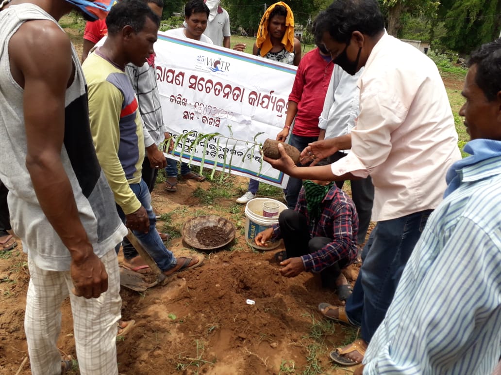 WOTRIndia's tweet photo. Farmer Field School for agro-horticulture activities, in progress in #Gunupur, #Odisha. #Rayagada #BuildBackBetter @mygovindia @KasturiSamal @ansh1919 
@sgarg2123 @bread4theworld @RaygadaO @UNCCDLibrary @CMO_odisha @IPR_Odisha @PRDeptOdisha @Odishawater @SecyChief  @dr_arunsahoo https://t.co/zqvlO91La7
