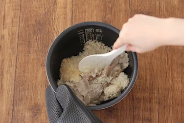ほうじ茶で炊き上げることで香ばしく？！豚バラ肉+ほうじ茶+お米の絶品レシピ！
