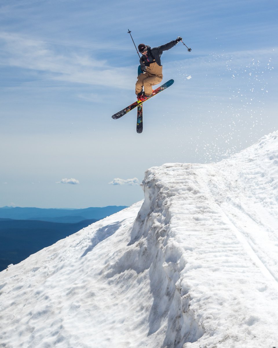 snowledge_co's tweet image. Ski season isn&apos;t over if you live in Oregon! @ericleeobrien is still getting after it! PC:  Katherine Donnelly
Tracked on #Snowledge #SnowledgeIsPowder
.
.
.
#stillskiing #getoutside #explore #jump #backcountry  #snow @4FRNT_skis #trewgear #thumbsup @POCSports @Nordicaskiing
