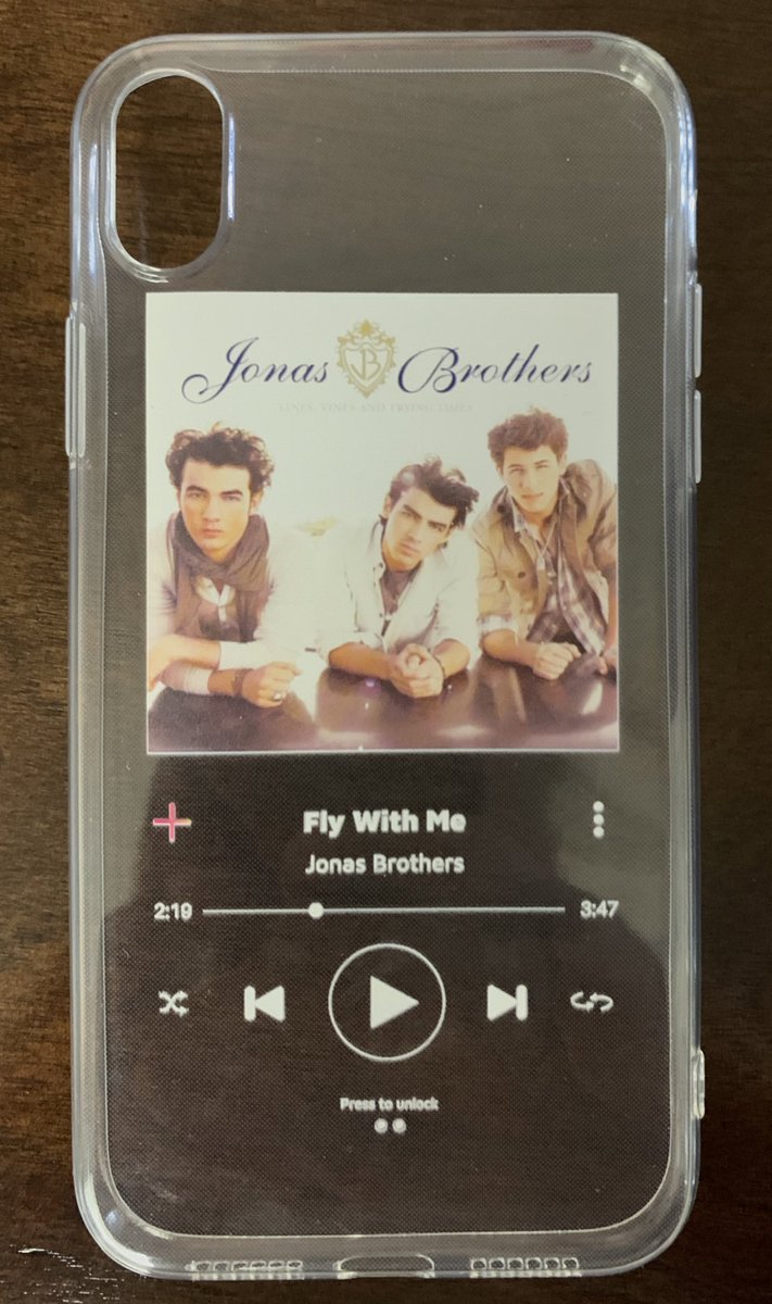 MLAc0599's tweet photo. I got my @caseinabox !!! I love it💙 my favorite song at the perfect minute @jonasbrothers https://t.co/JTFHBX0cxG