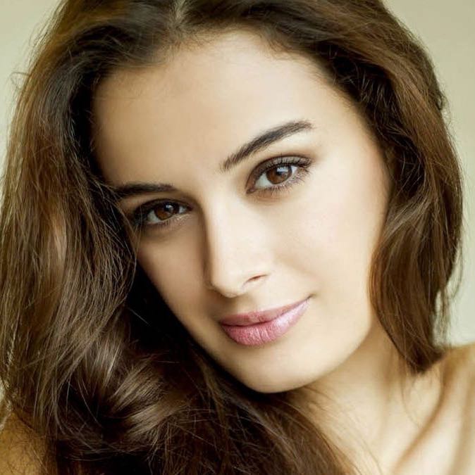 LIVE CHAT TODAY at 12pm IST with <a href="/evelyn_sharma/">Evelyn Sharma</a>  😃🎉 Can you guess her BIG birthday surprise?! Make sure to SIGN UP here to receive her special gift for you: tinyurl.com/WIPgift