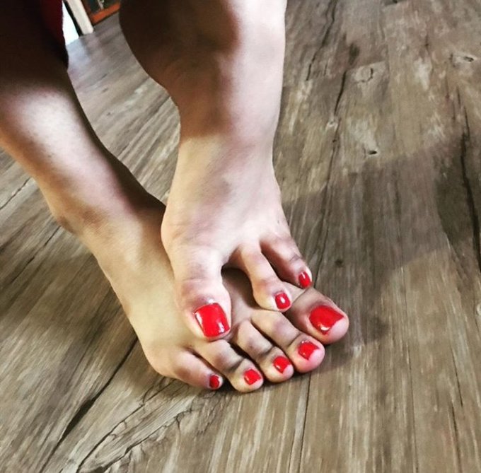 Fuck your feelings .. look at my feet https://t.co/vUQhk9zC4d