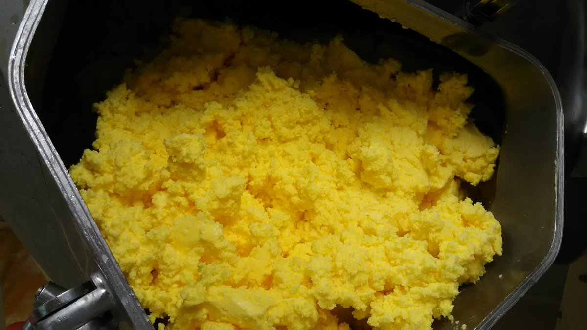 神津牧場 公式 今日は たなばた ですね 今日も美味しくバターできました 放牧している牛さんの生乳から作るバターはこんな色してるんですよ 放牧期間に作られるバターはゴールデンバターと言われています 神津牧場はバターを作り続けて130年以上